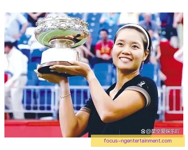 中国网球新星李娜卫冕成功 收获职业生涯第四座大满贯冠军奖杯